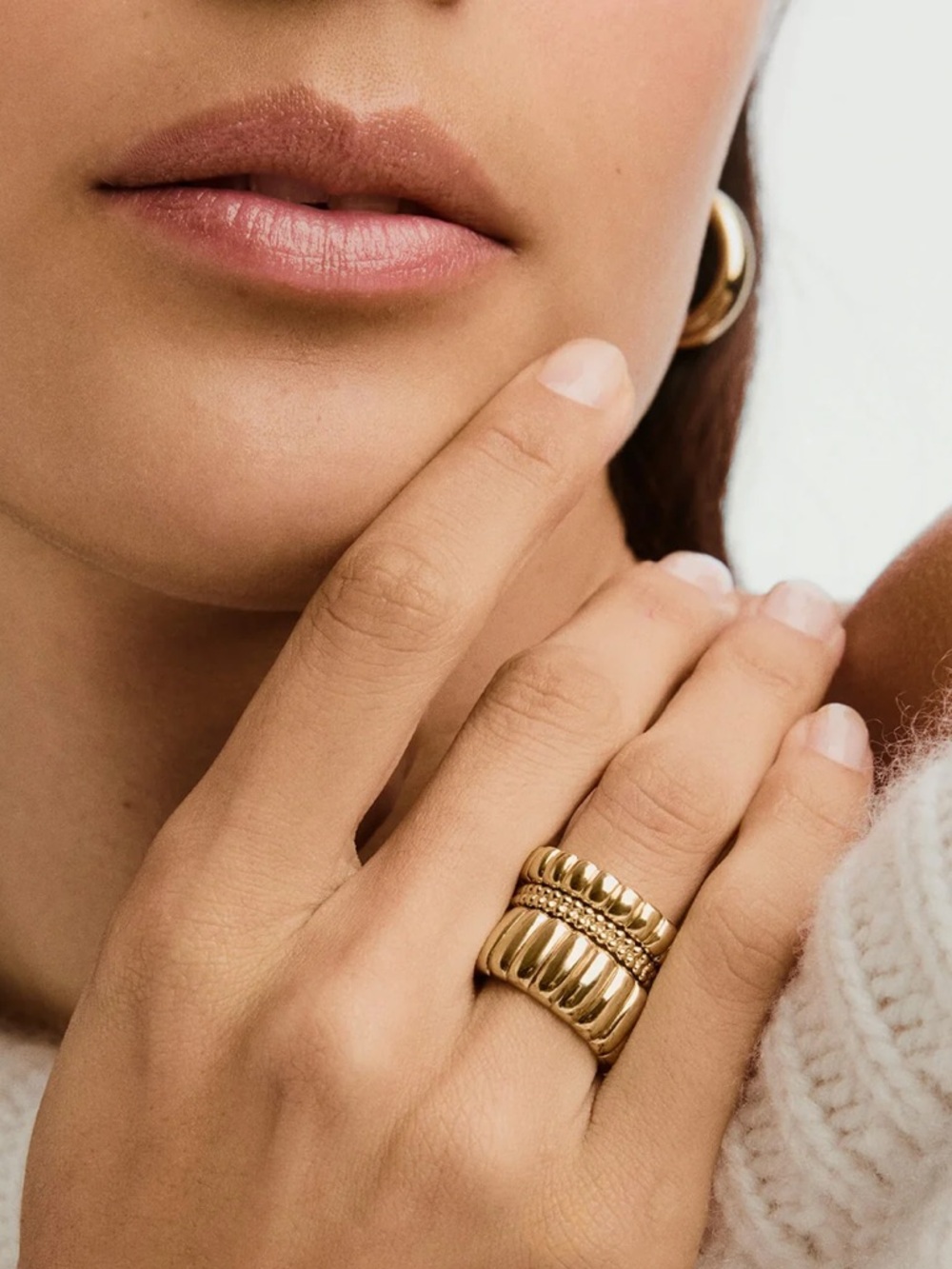 Mejuri Ribbed Band Ring - Gold - Picture 3 of 6